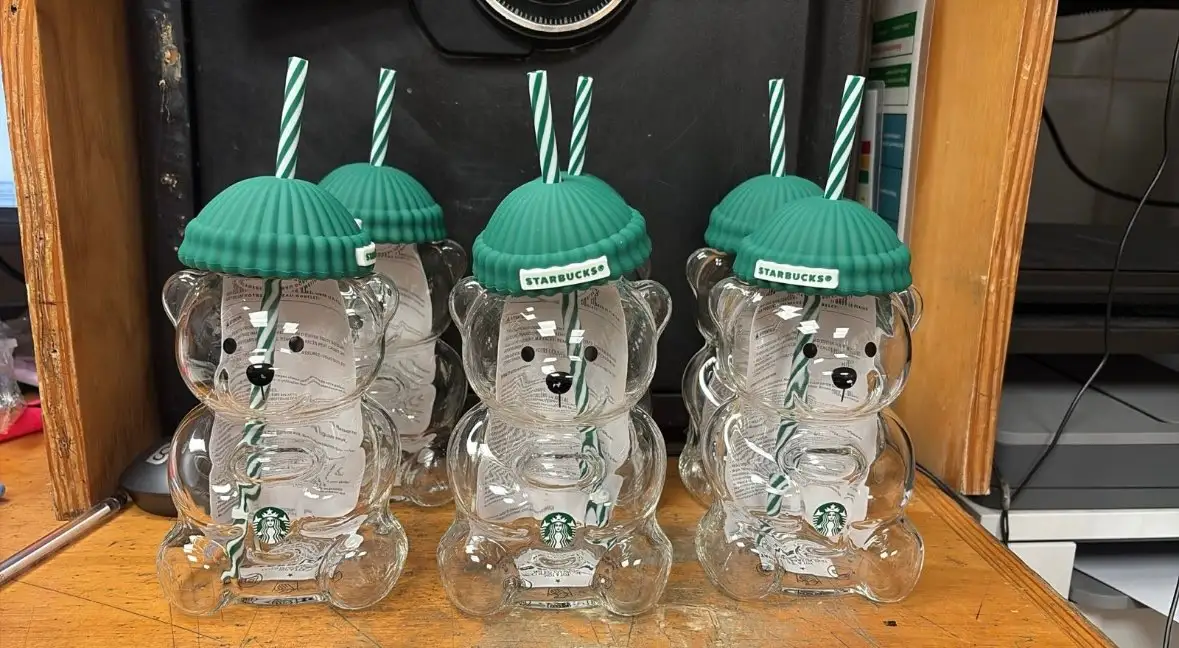 Así las filas para comprar el vaso de oso de Starbucks en Puebla