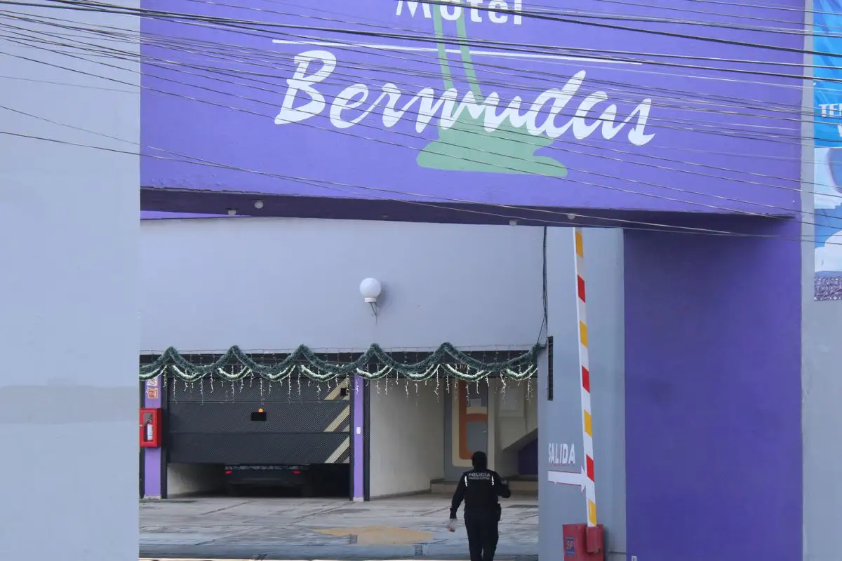 Hallan a hombre muerto en el Motel Bermudas al interior del baño