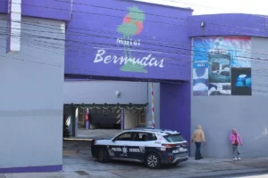 Hallan a hombre muerto en el Motel Bermudas al interior del baño