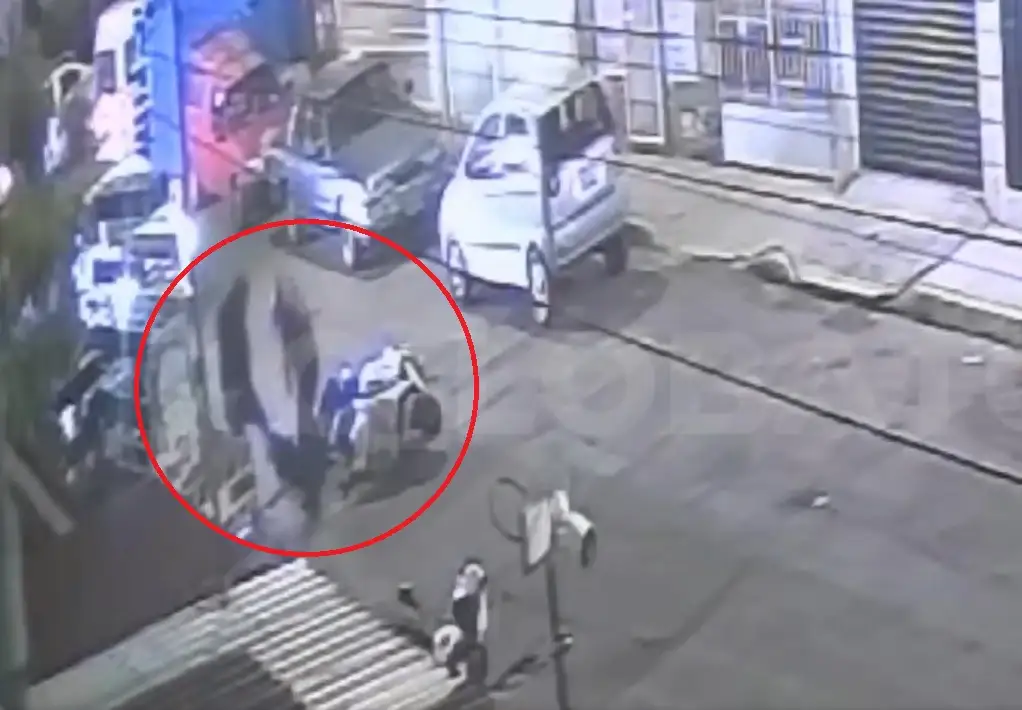 Balean y golpean a motociclista durante intento de asalto en colonia Popular Coatepec