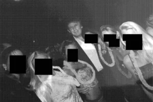 Demócratas publican nuevas fotos del archivo de Epstein y sale con Trump