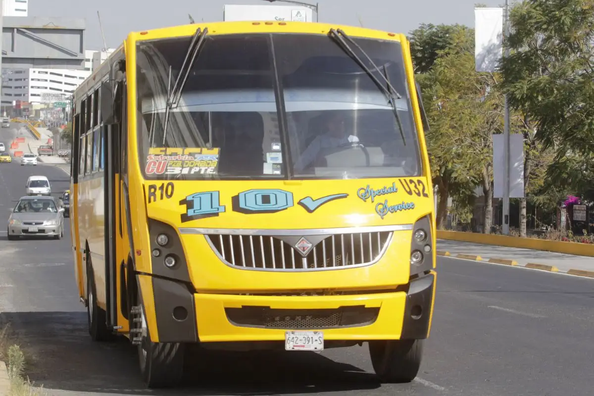 (VIDEO) Pasajero de la ruta 10 cae desde la unidad en movimiento sobre la 24 Sur