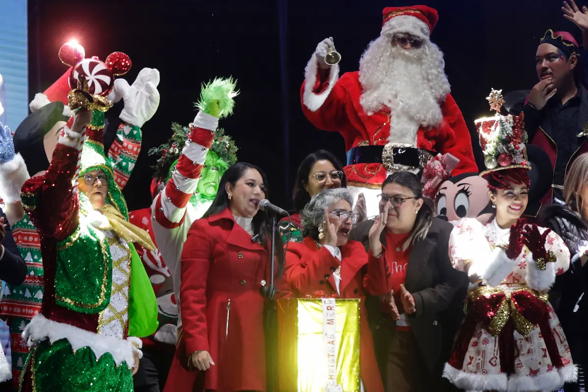 Tonantzin Fernández encabeza encendido del árbol navideño en San Pedro Cholula