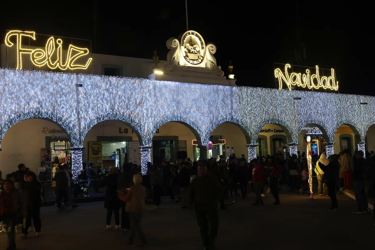 
Tonantzin Fernández encabeza encendido del árbol navideño en San Pedro Cholula