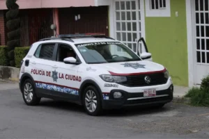Suspenden a policía municipal de Puebla por disparar contra su familia