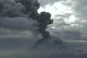 Así se vio la fumarola del volcán Popocatépetl hoy 21 de diciembre