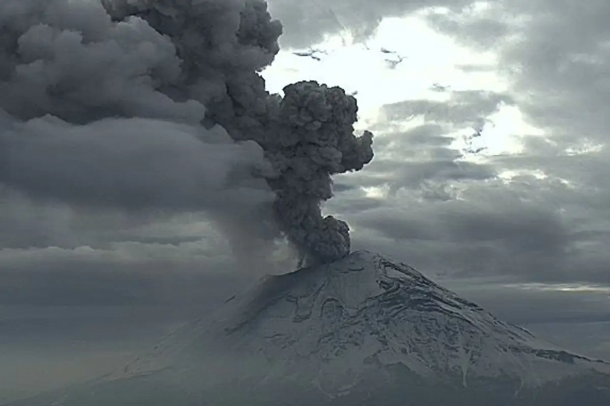 Así se vio la fumarola del volcán Popocatépetl hoy 21 de diciembre