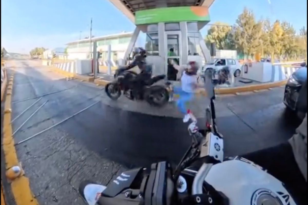 VIDEO: Motociclista evade caseta en Ecatepec y provoca caída de su acompañante