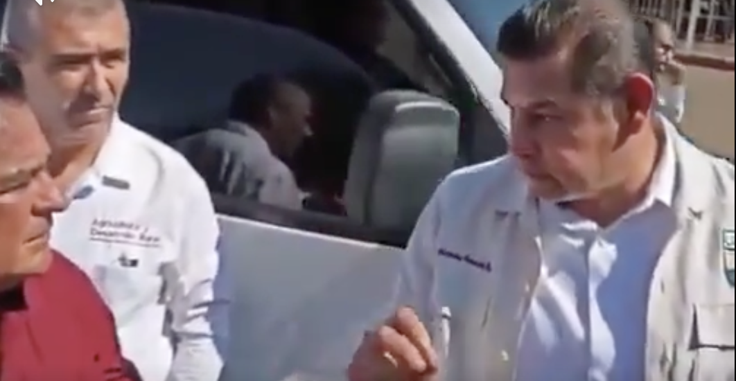 Armenta reprende a alcalde de Xicotepec por obra y ordena auditoría