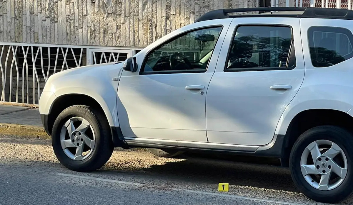 Balacera en Plaza Crystal: lesionan a cuentahabiente y asaltan clínica 2 Balacera en Plaza Crystal: lesionan a cuentahabiente y asaltan clínica