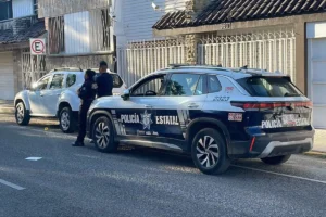 Balacera en Plaza Crystal: lesionan a cuentahabiente y asaltan clínica