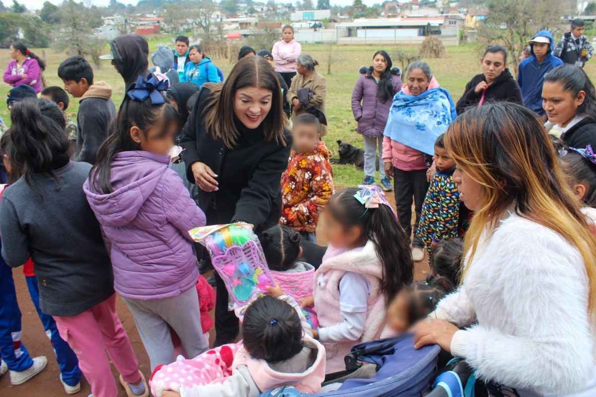 Bety Sánchez entrega apoyos a vecinos del Xiuhtec y de Bosques