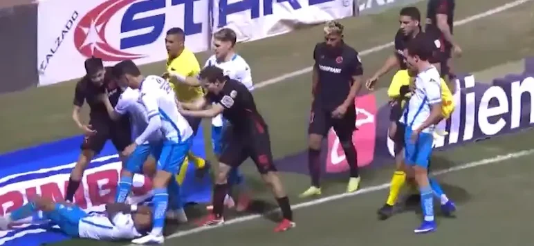 Bronca en el Puebla vs Toluca: así se calentaron los ánimos