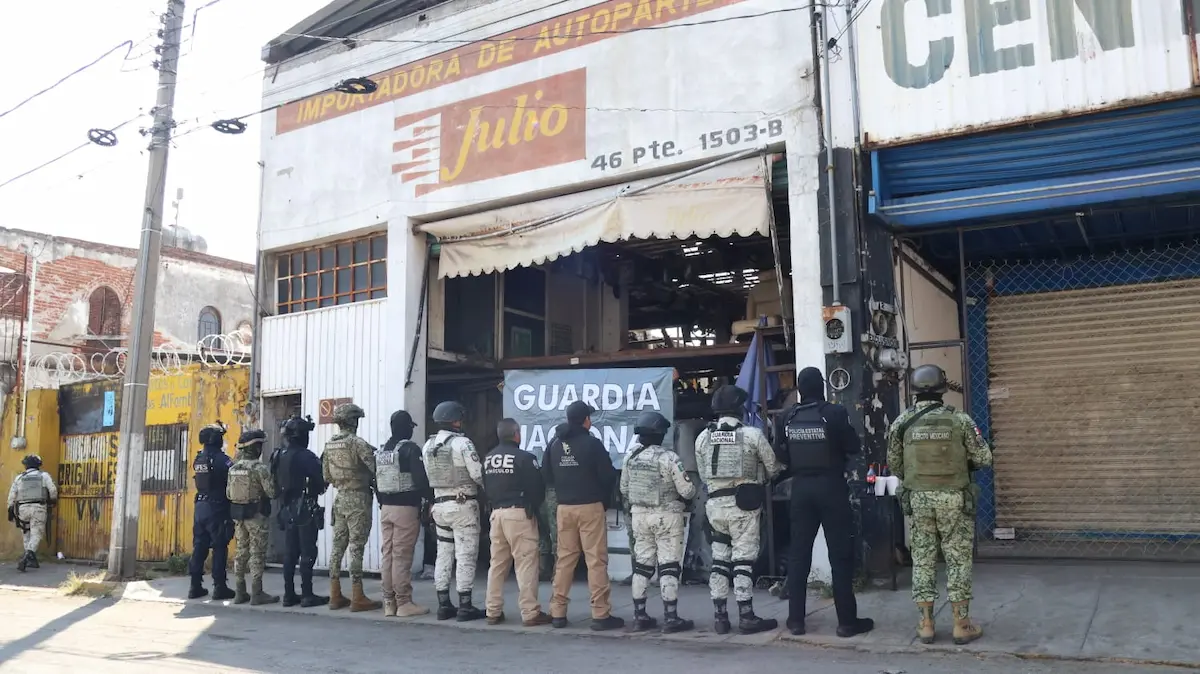 Cateo en la 46 Poniente: FGE recupera vehículo robado y asegura autopartes, droga y un arma