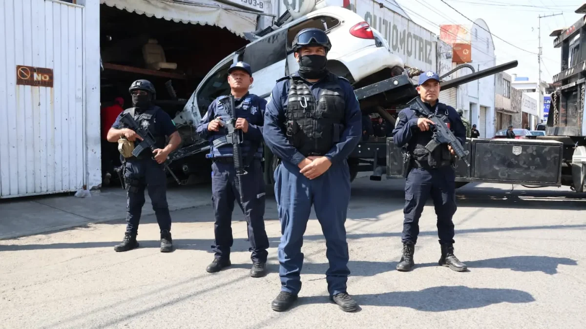 Cateo en la 46 Poniente: FGE recupera vehículo robado y asegura autopartes, droga y un arma