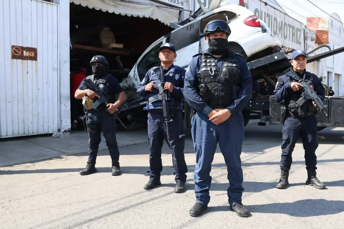 Cateo en la 46 Poniente: FGE recupera vehículo robado y asegura autopartes, droga y un arma