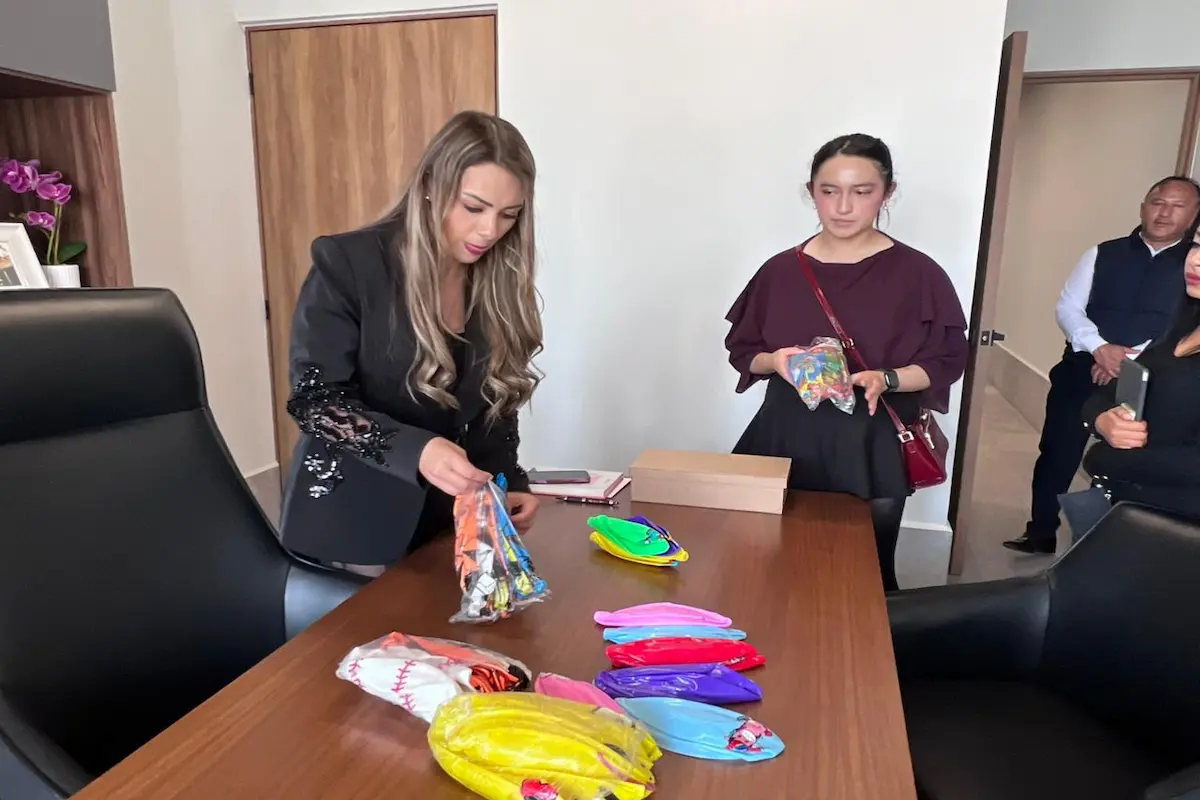 Comparte María de la Barreda alegría con donación de juguetes en fiestas decembrinas