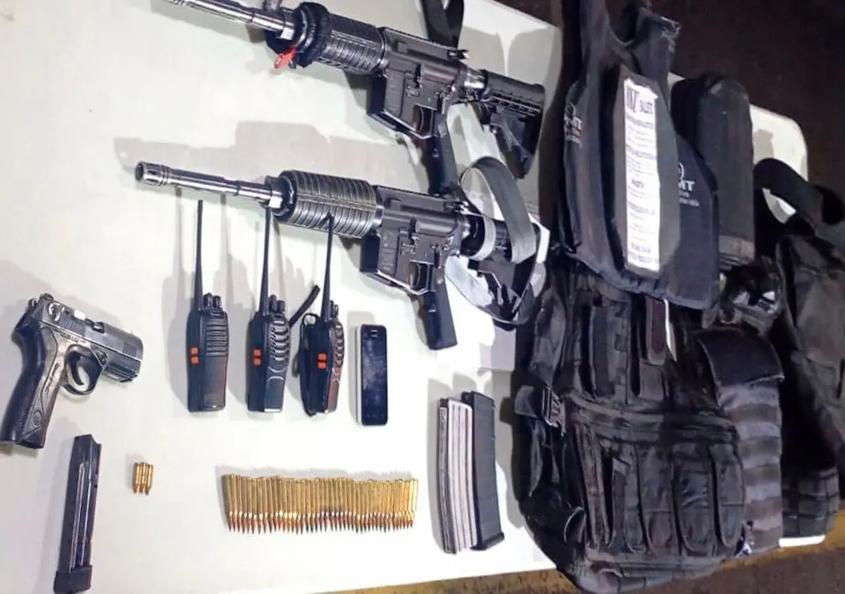 Detienen fuerzas de seguridad a tres masculinos en posesión de armas largas