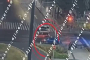 Difunden VIDEO del momento en el que atropellan a motociclista en la CDMX