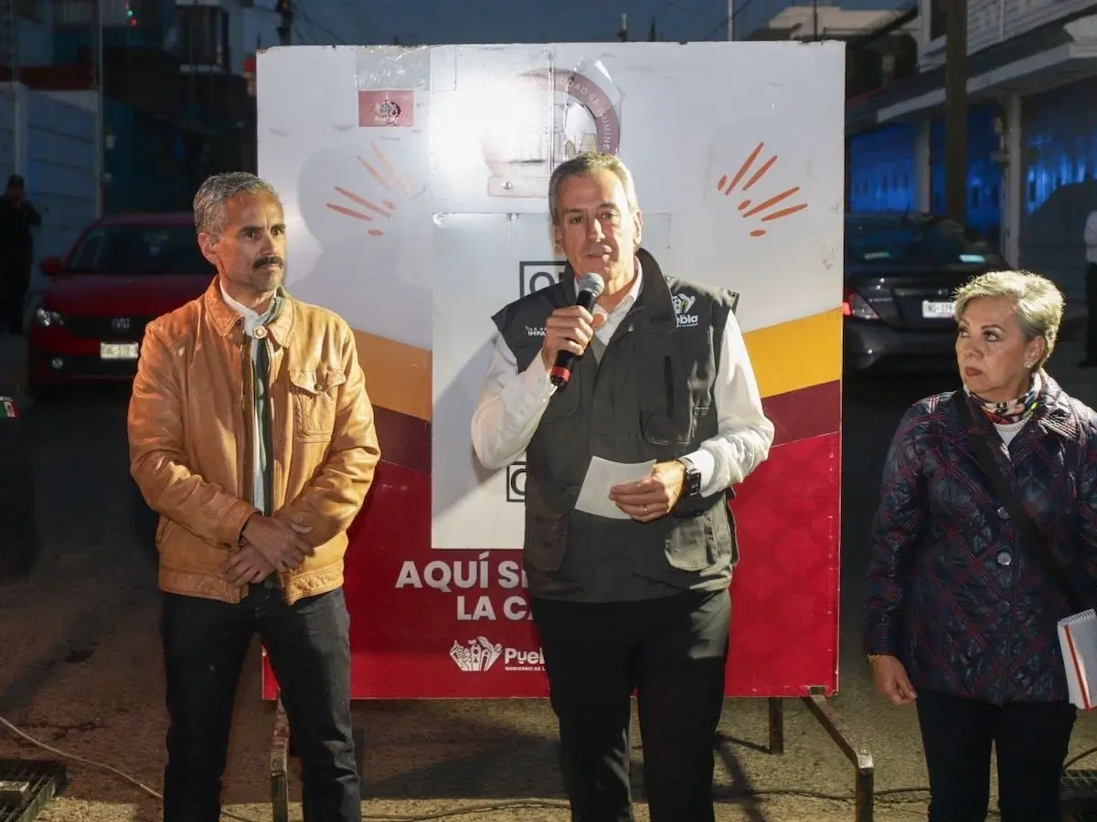 Enciende Pepe Chedraui luminarias modernizadas con LED en Villa Encantada con Puebla Brilla