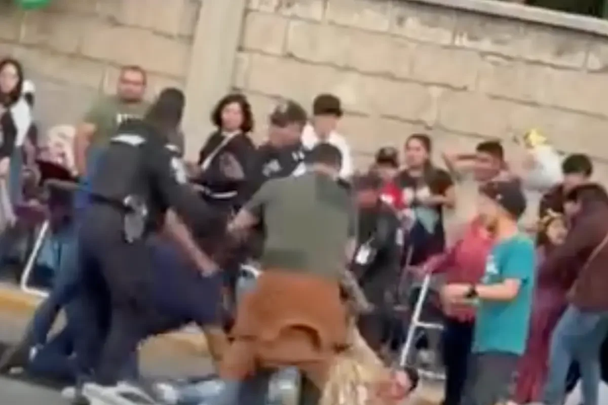 Hombres pelean a golpes por un lugar para ver la Cabalgata de Reyes Magos