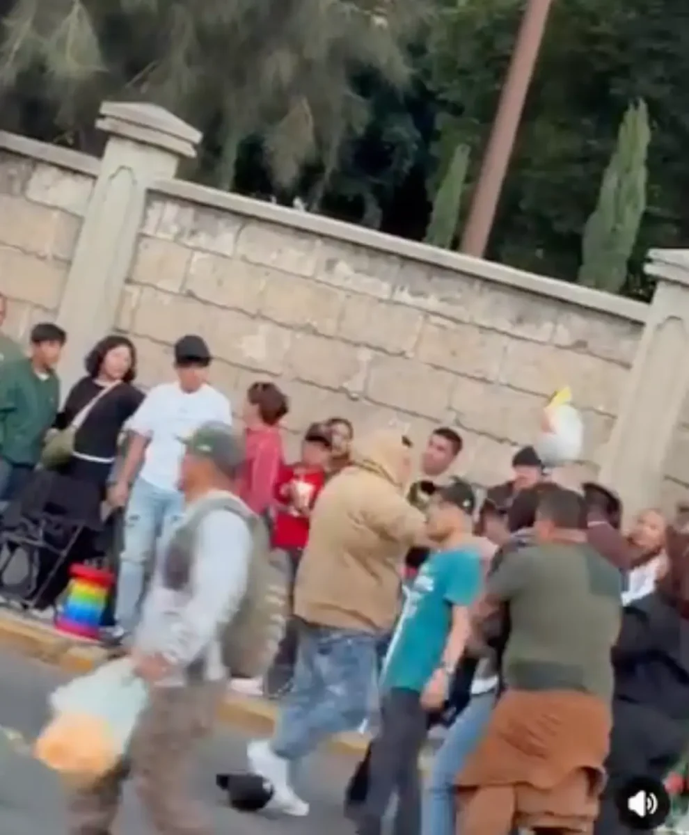 VIDEO: Hombres pelean a golpes por un lugar para ver la Cabalgata de Reyes Magos en Irapuato 2 Hombres pelean a golpes por un lugar para ver la Cabalgata de Reyes Magos