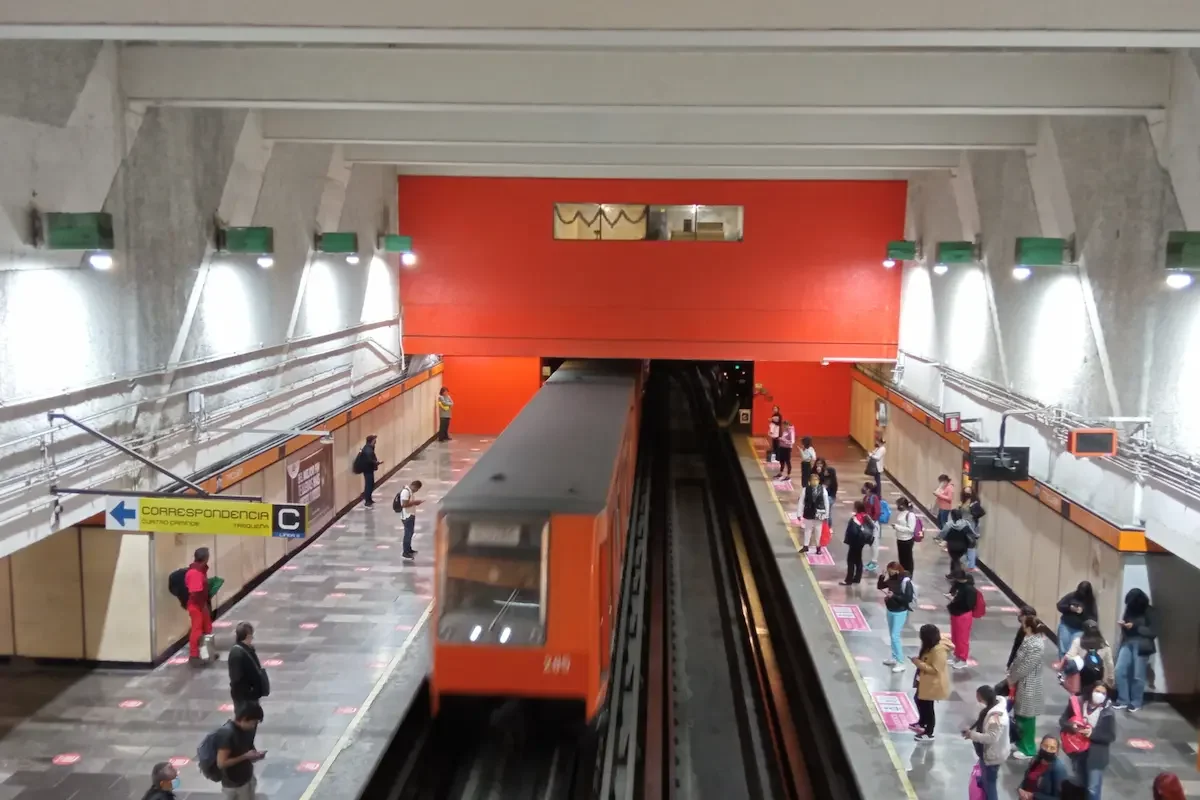 Mujer muere al arrojarse a las vías del Metro de la CDMX