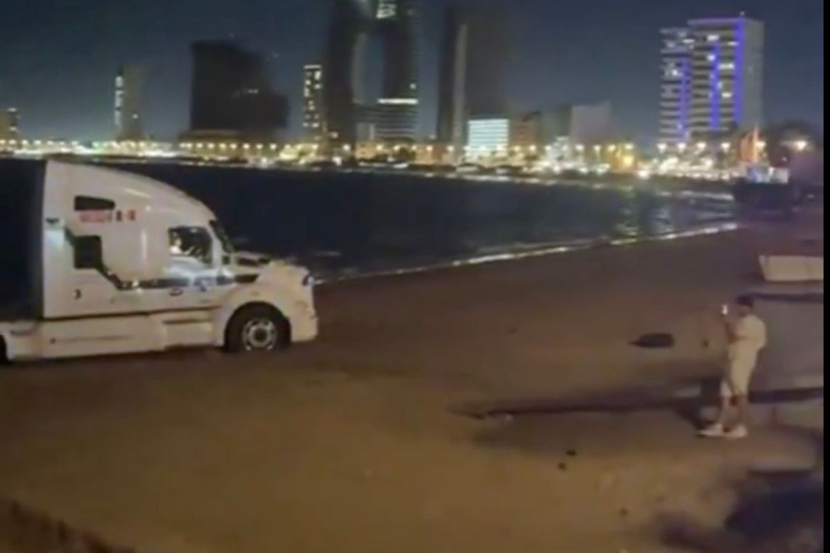 Por querer tomar la foto perfecta, tractocamión queda varado en la playa de Mazatlán
