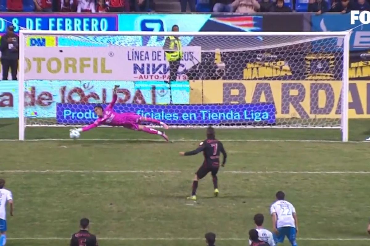 Portero del Puebla ataja penal a Sebastián Córdoba.