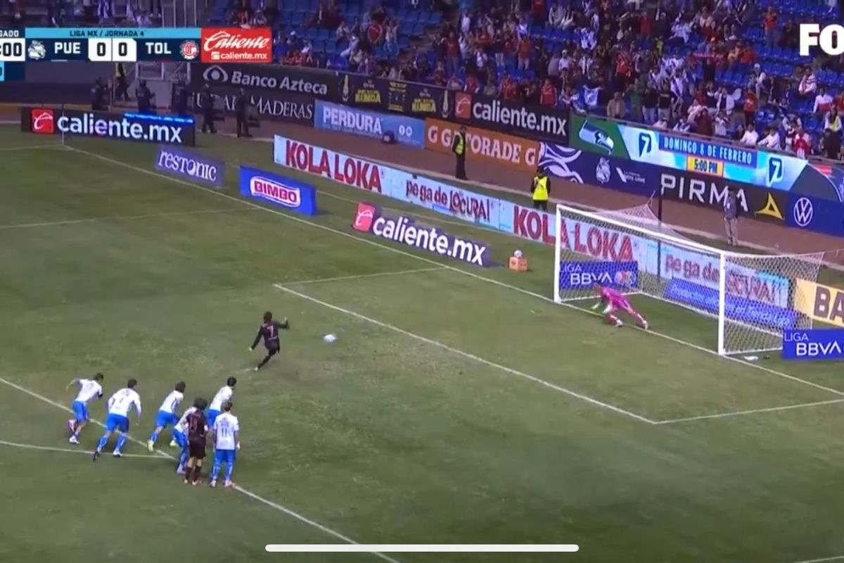 Portero del Puebla ataja penal a Sebastián Córdoba.