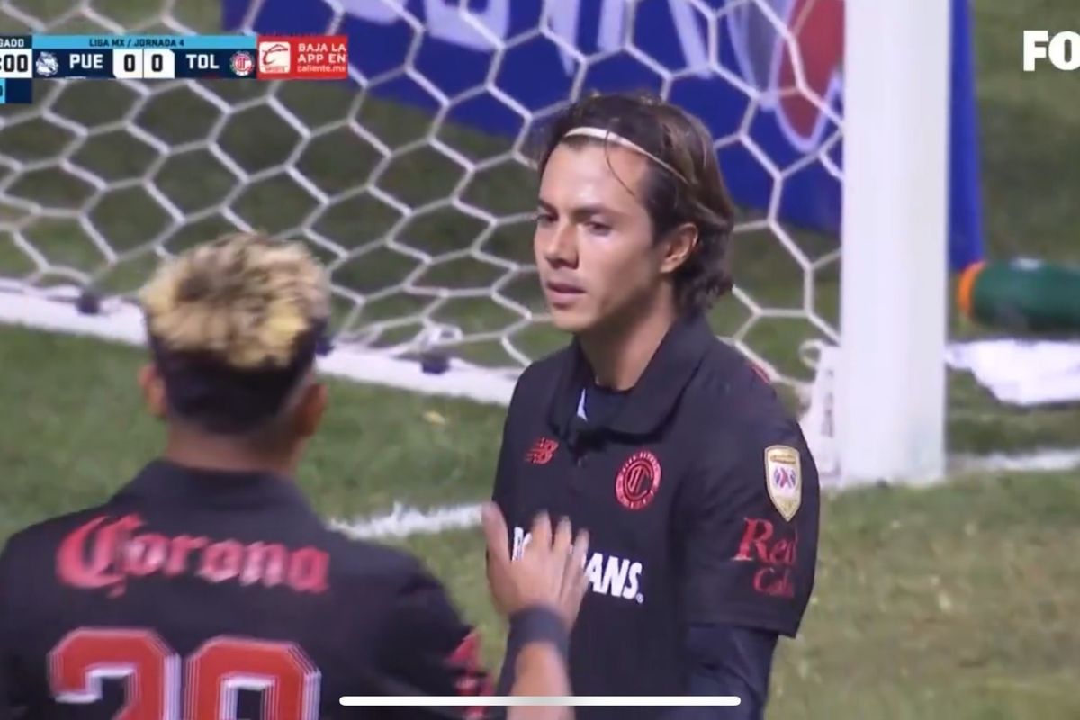 Portero del Puebla ataja penal a Sebastián Córdoba.