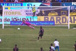 Portero del Puebla ataja penal a Sebastián Córdoba.