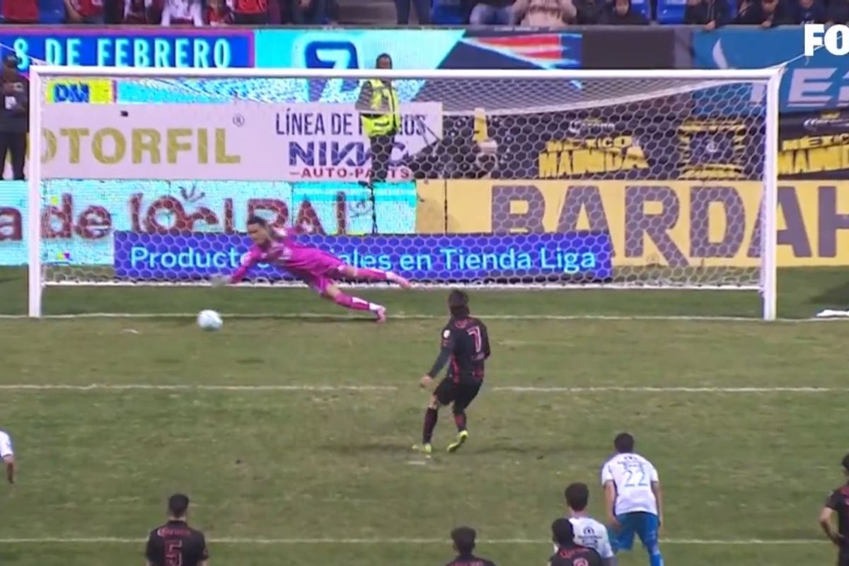 Atajadón: Portero del Puebla ataja penal a Sebastián Córdoba 4 Portero del Puebla ataja penal a Sebastián Córdoba.