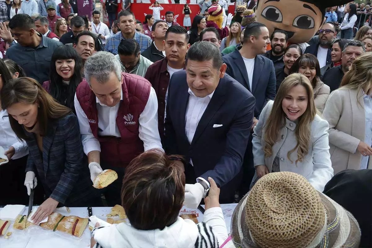 Puebla rompe récord Guiness por la Rosca de Reyes más grande del mundo