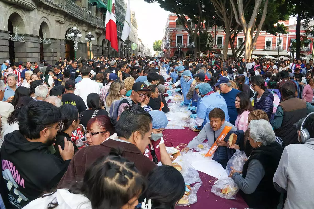 Puebla rompe récord Guiness por la Rosca de Reyes más grande del mundo
