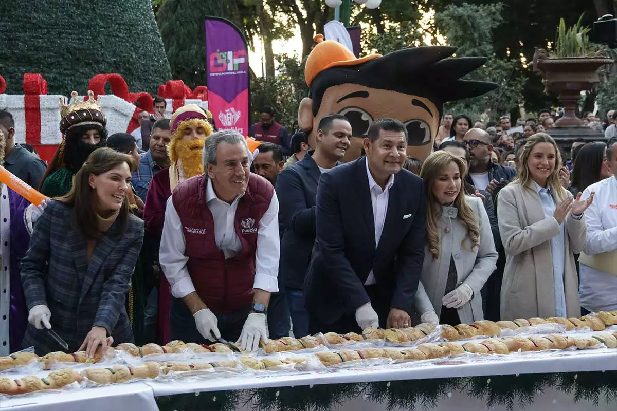 Puebla rompe récord Guiness por la Rosca de Reyes más grande del mundo