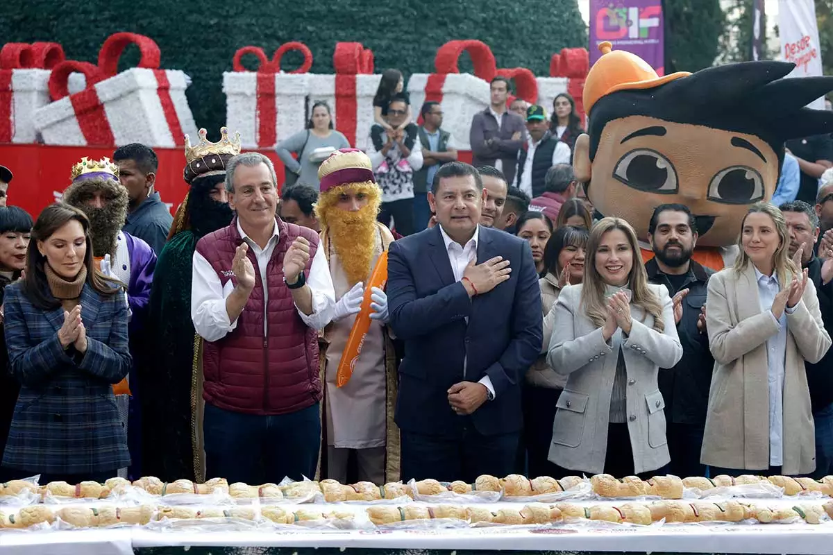 Puebla rompe récord Guiness por la Rosca de Reyes más grande del mundo