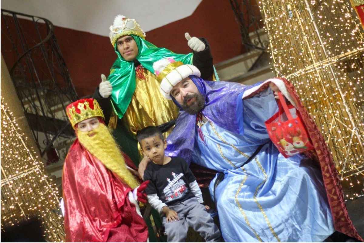 Reyes Magos llegan a Zacatlán; niñas y niños recibieron juguetes1