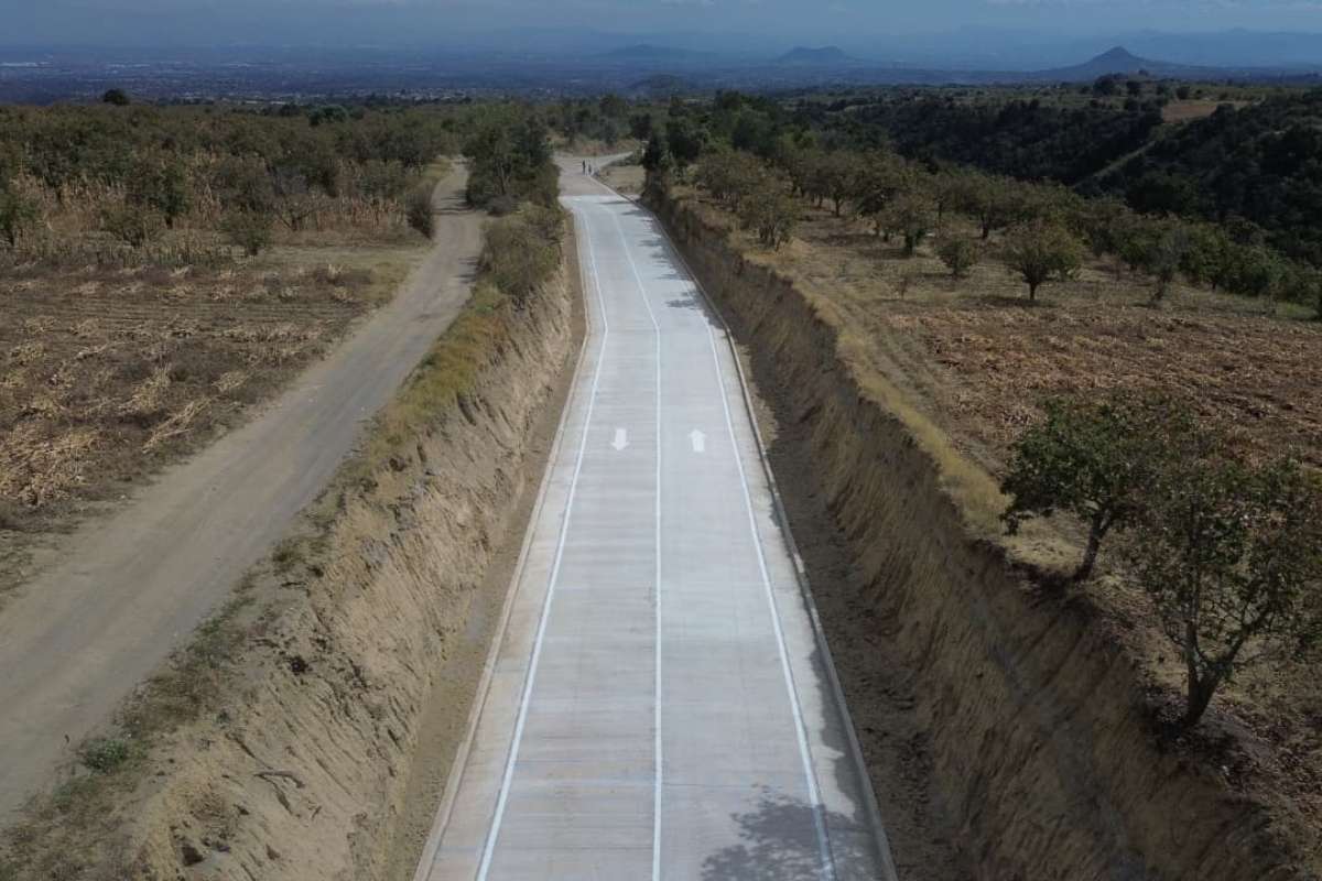 Roberto Solís cumple a los productos del campo: entrega rehabilitación del camino sacacosechas en Atexcac 2 Roberto Solís cumple a los productos del campo- entrega rehabilitación del camino sacacosechas en Atexcac