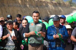 Roberto Solís cumple a los productos del campo- entrega rehabilitación del camino sacacosechas en Atexcac1