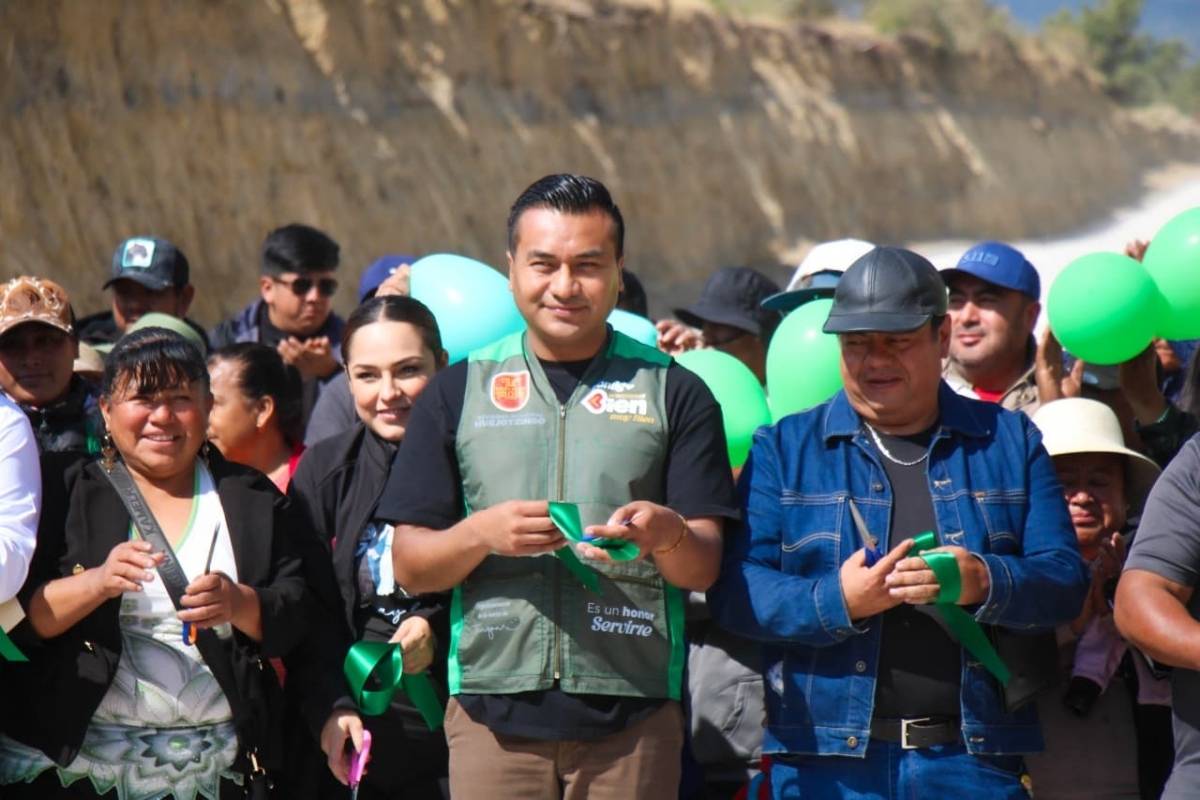 Roberto Solís cumple a los productos del campo- entrega rehabilitación del camino sacacosechas en Atexcac1