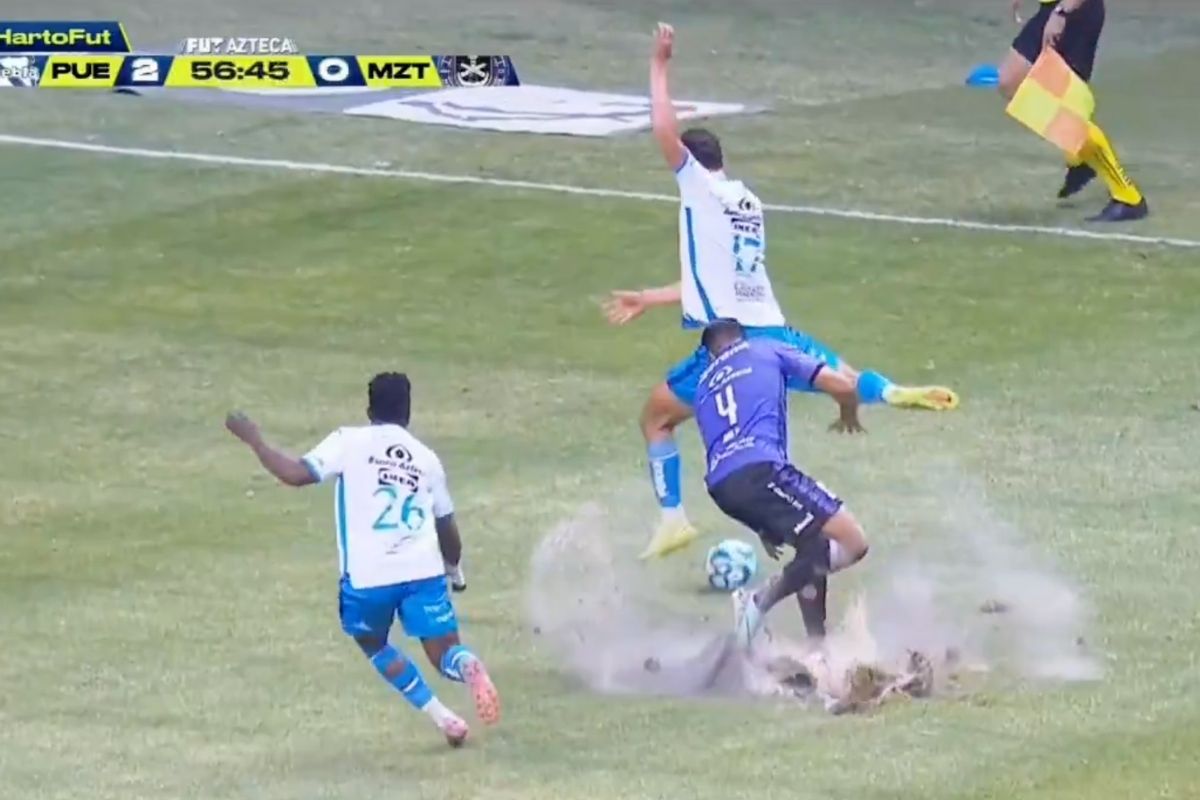 Sale volando nuevo césped del Estadio Cuauhtémoc en el Puebla vs Mazatlán