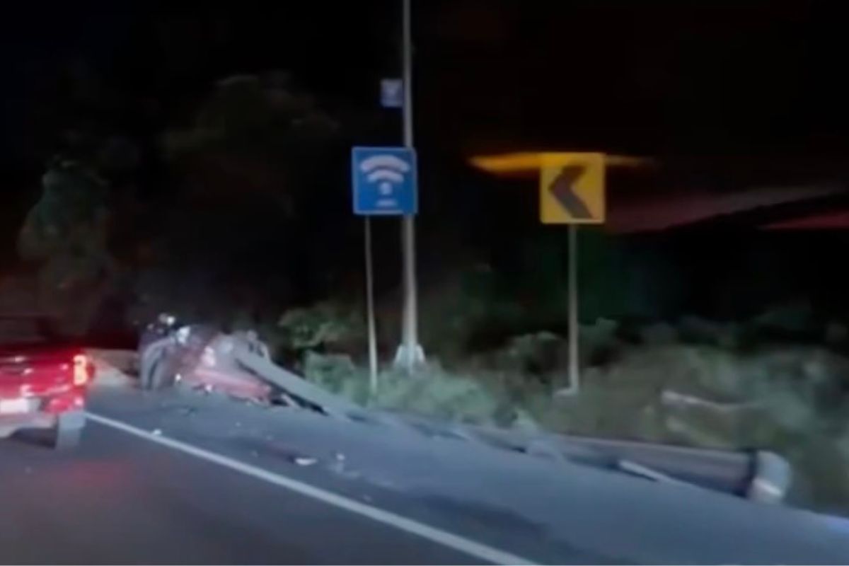 Accidente en la México Tuxpan: auto es atravesado por barra de contención