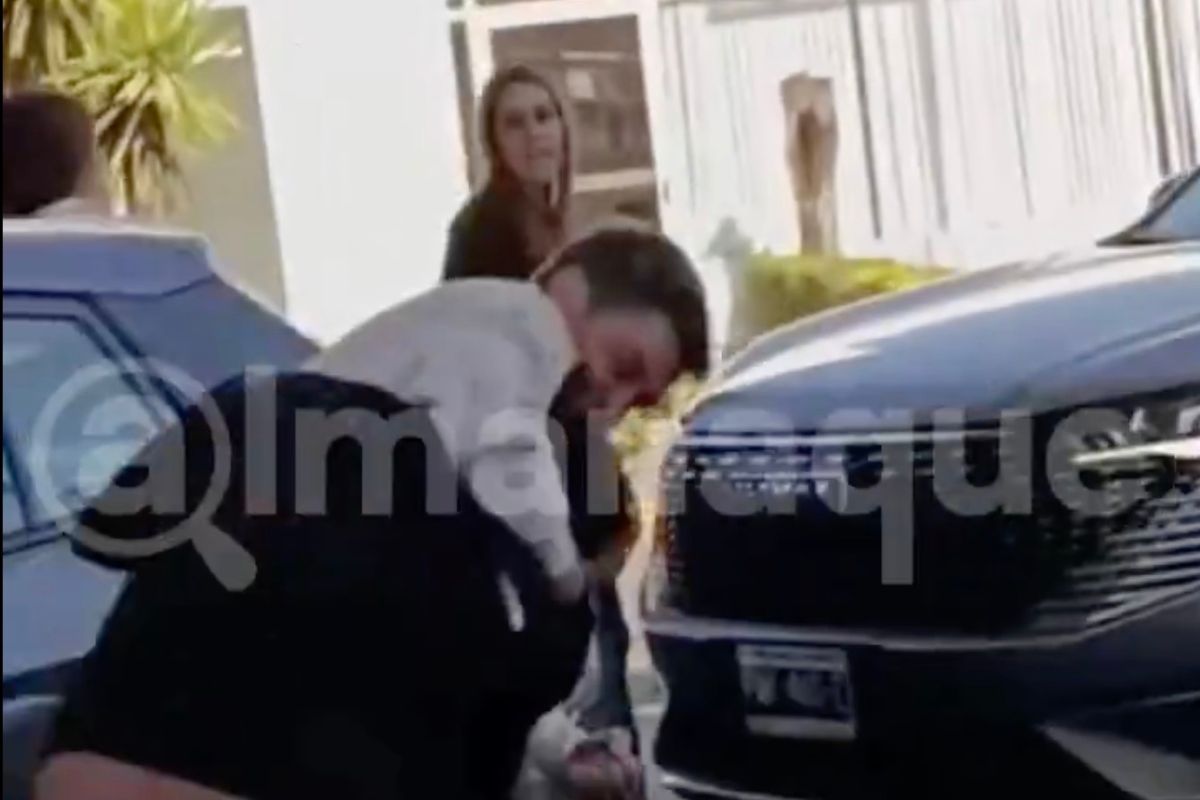 VIDEO: Mujer golpea una camioneta mientras dos hombres pelean tras un accidente de tránsito en Puebla 2 Mujer golpea una camioneta mientras dos hombres pelean tras un accidente de tránsito en Puebla