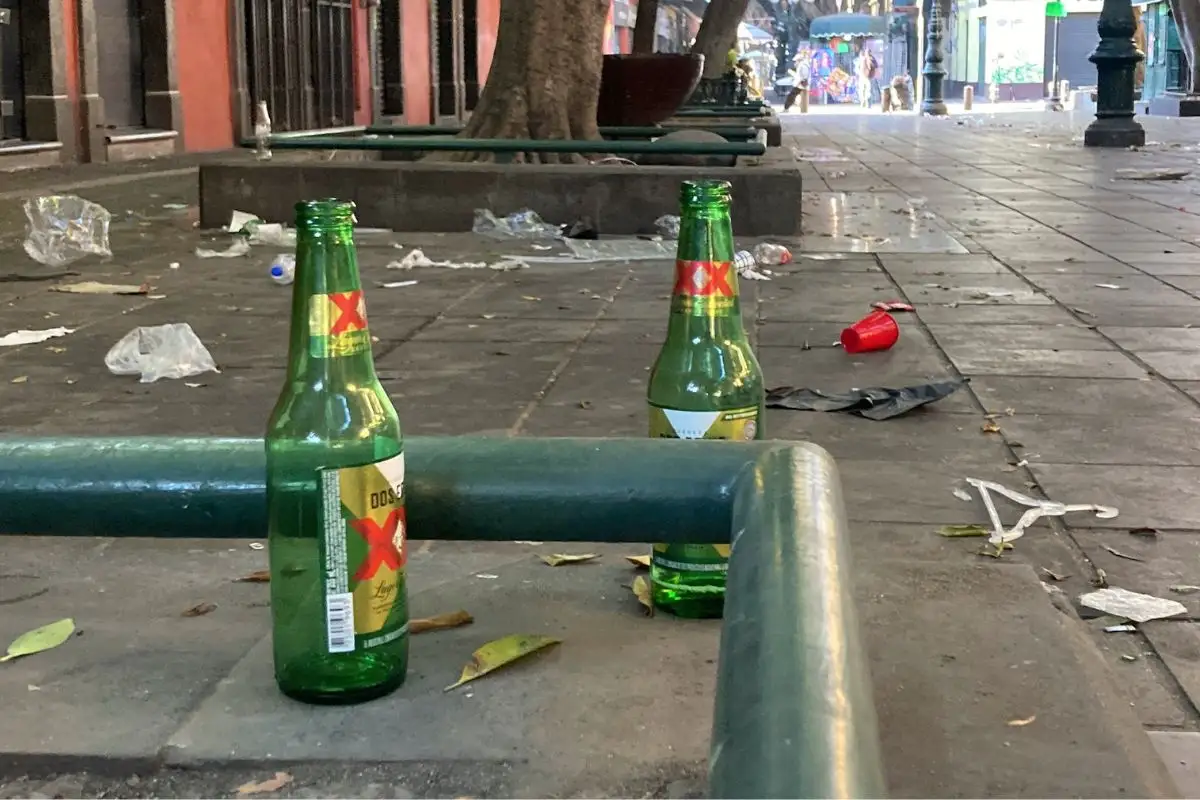 Ambulantes en Puebla dejan basura en calles del Centro por Día de Reyes