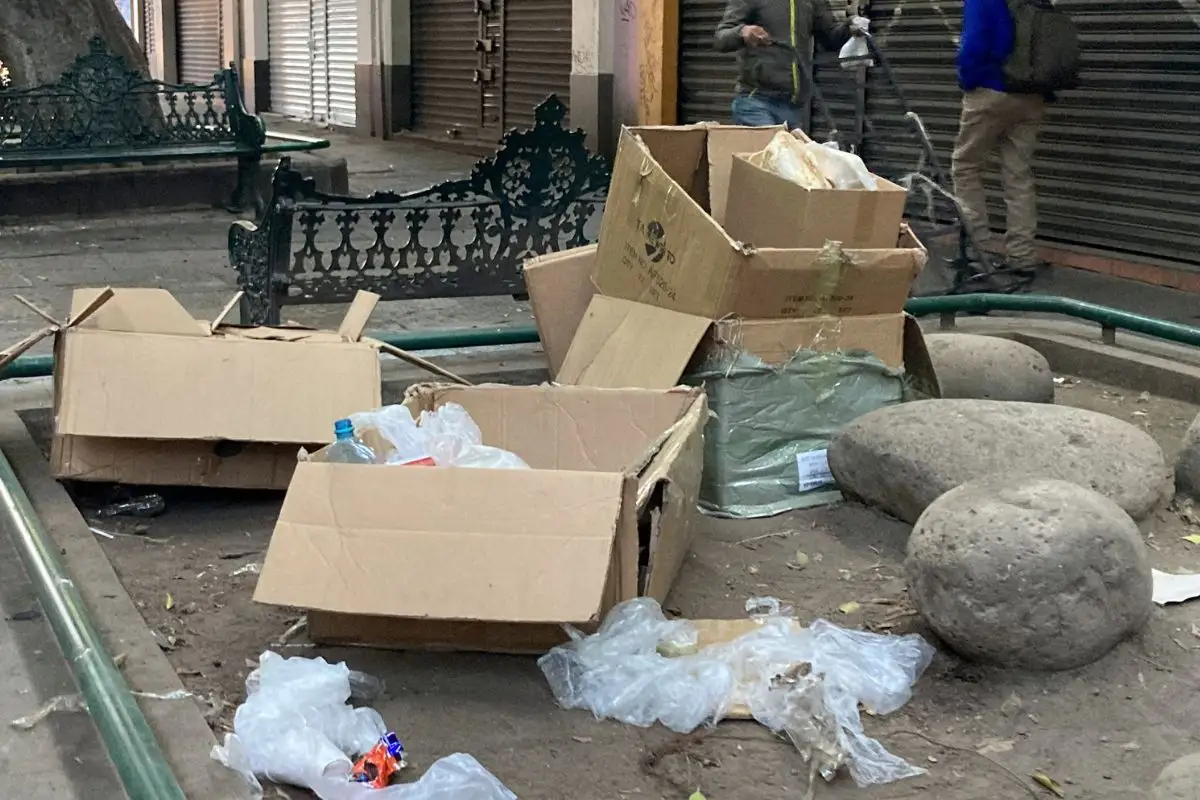 Ambulantes en Puebla dejan basura