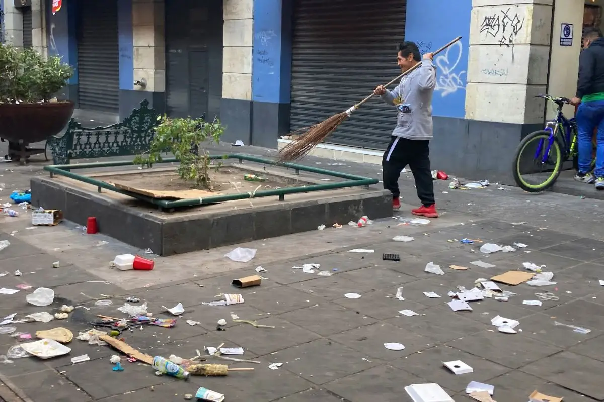 Ambulantes en Puebla dejan basura