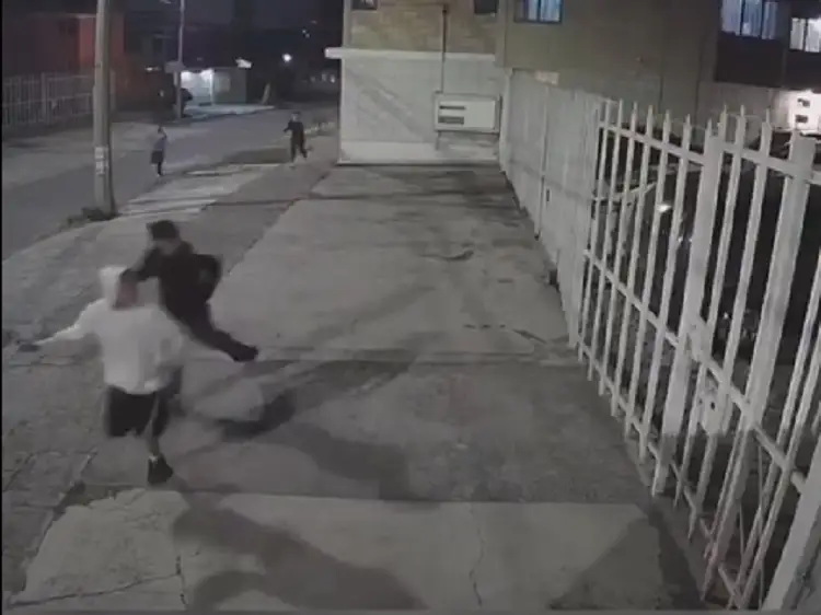 (VIDEO) Niños avientan huevos a casas en Bosques de San Sebastián