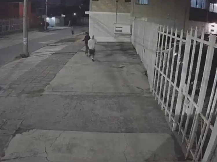 (VIDEO) Niños avientan huevos a casas en Bosques de San Sebastián