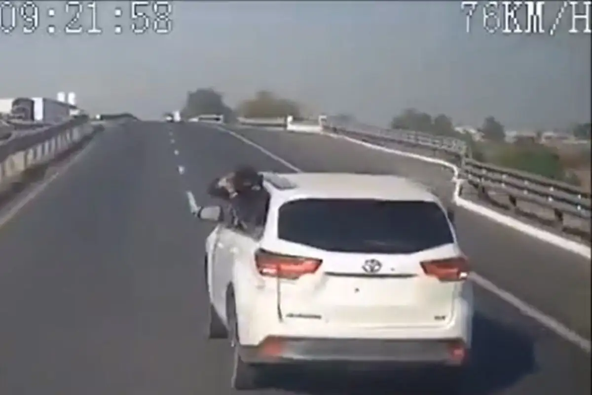 (VIDEO) Desde camioneta balean a trailero en la México-Puebla para asaltarlo 2 balean a trailero en la México-Puebla para asaltarlo